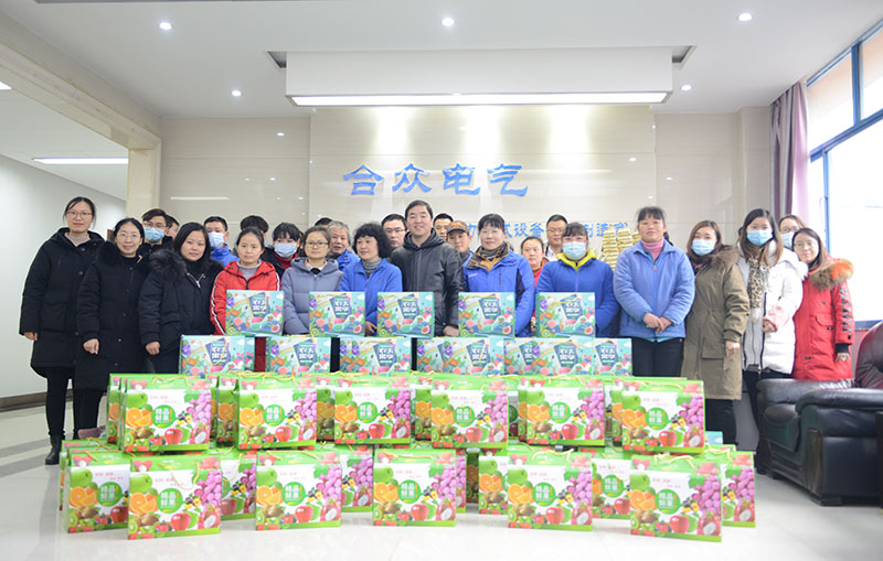 合眾電氣領(lǐng)導員工合影 合眾電氣領(lǐng)導員工合影